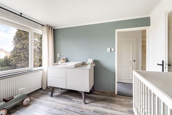 Foto - Te koop: Ruime 2-onder-1-kapwoning met dubbele garage, eigen oprit en fijne tuin